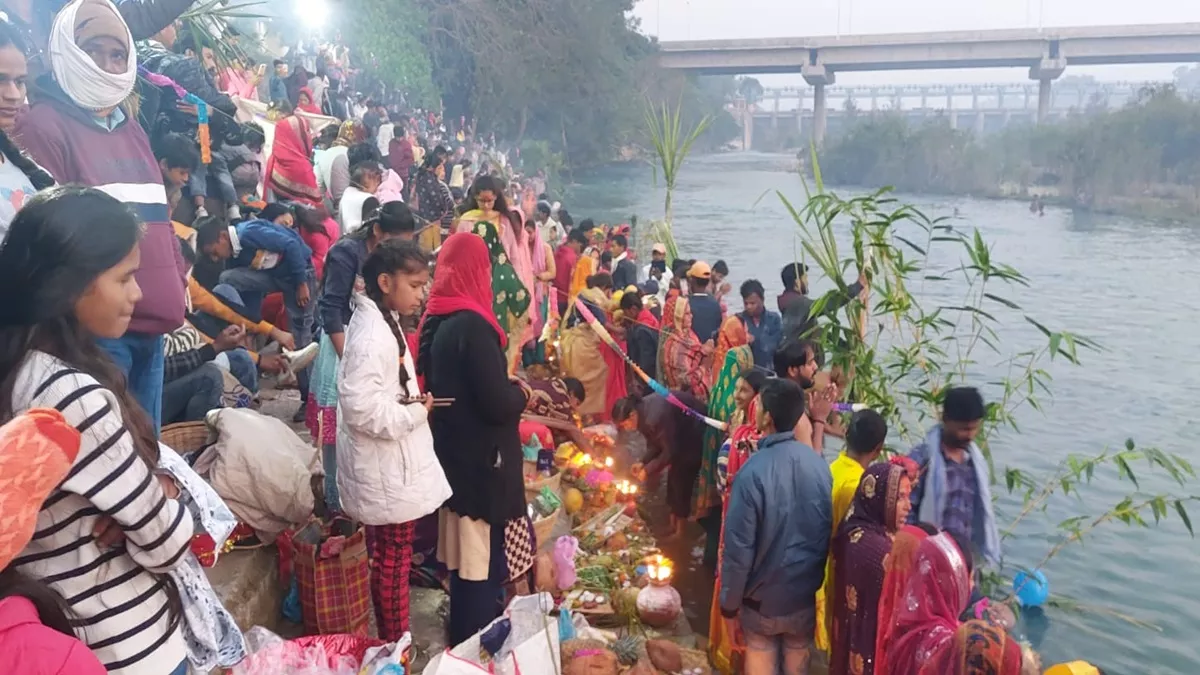 Chhath Puja 2023 : उगते हुए सूर्य को अर्घ्य देने के साथ समाप्त हुआ महापर्व छठ, घाटों पर उमड़ रहे श्रद्धालु 4 Chhath Puja 2023 Live: सूर्य को अर्घ्य देने छठ घाटों पर उमड़ रहे श्रद्धालु, देखें कई शहरों से आ रहीं तस्वीरें