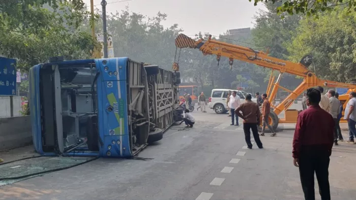 Delhi Bus Accident: दिल्ली के रोहिणी में डीटीसी ई-बस पलटी, कई सवारी घायल