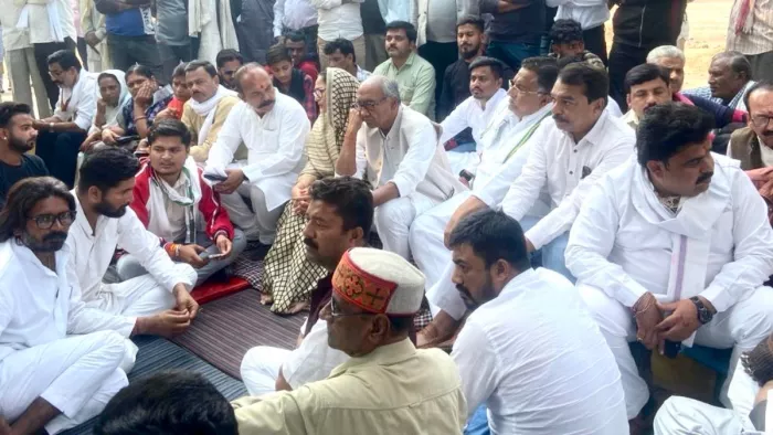 MP Election 2023: कांग्रेस कार्यकर्ता की हत्या पर गरमाई सियासत, धरने पर बैठे दिग्विजय सिंह (फोटो एक्स)