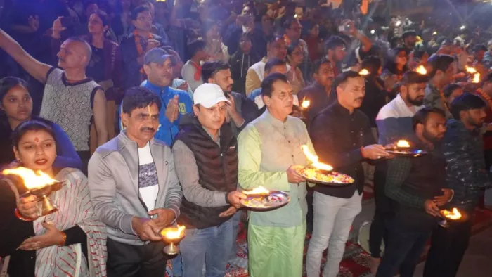 मंत्री प्रेमचंद अग्रवाल ने त्रिवेणी घाट पर की गंगा आरती