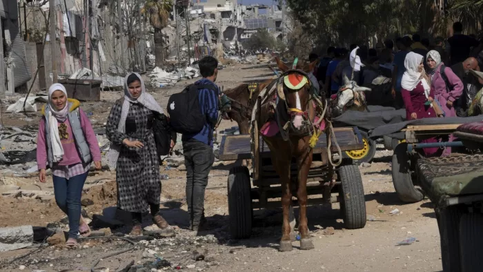 Israel Hamas War: इजरायल की बड़ी बमबारी, जान बचाने के लिए भागे शरणार्थी (फोटो एपी)