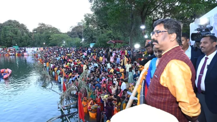 हेमंत सोरेन ने डूबते हुए सूर्य को दिया अर्घ्य, रांची के हटनिया तालाब पर की सूर्य उपासना