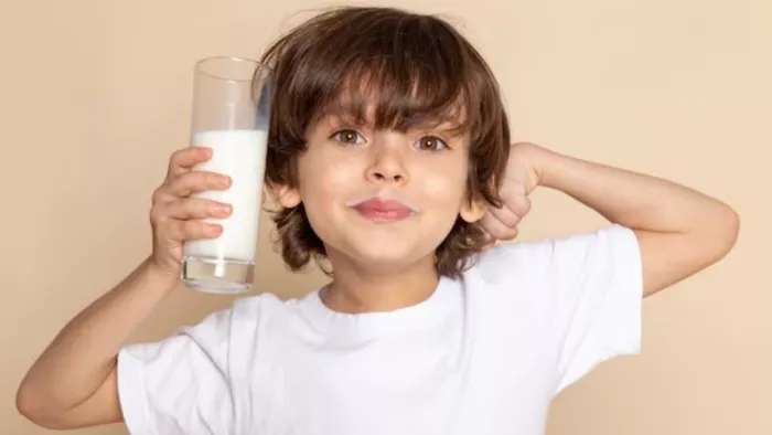 Health Tips: बच्चों के दूध में शक्कर की जगह मिलाएं ये चीजें