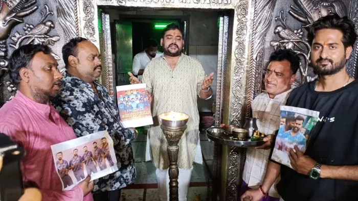 वृंदावन के बांकेबिहारी मंदिर में भारत की जीत की कामना।