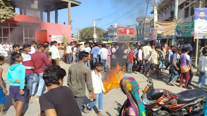 सीतामढ़ी के पुनौरा में दोस्त को दौड़ाकर चाकू गोद मार डाला (जागरण)