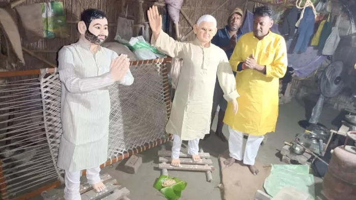 छठ घाट पर लालू और तेजस्वी की प्रतिमा (फोटो-जागरण)