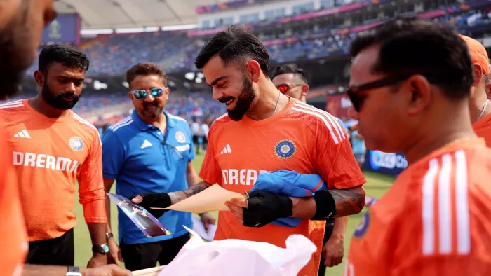 Sachin Tendulkar ने Virat Kohli को गिफ्ट की अपनी साइन जर्सी