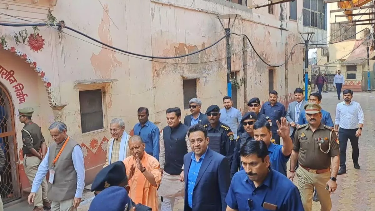 Yogi Adityanath In Mathura: सीएम योगी आदित्यनाथ ने किए ठाकुर बांकेबिहारी के दर्शन, पीएम माेदी के दौरे की तैयारियों की समीक्षा की