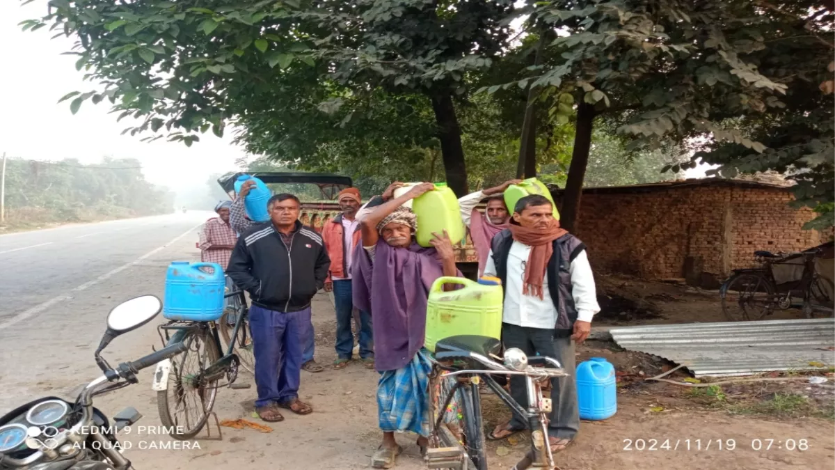 Rohtas News: फ्लोराइड से रोहतास के इस गांव के पानी में घुला जहर, शुद्ध पानी के लिए भटक रहे है ग्रामीण