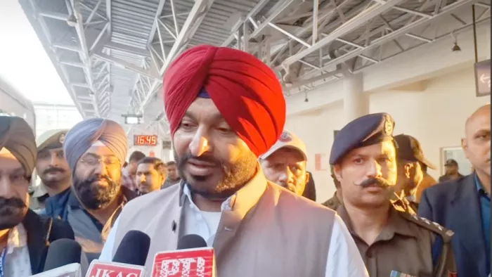 रियासी रेलवे स्टेशन पर पत्रकारों से बातचीत करते रेलवे मंत्री रवनीत सिंह बिट्टू