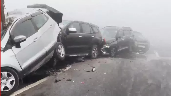 Firozabad News: आगरा-लखनऊ एक्सप्रेस-वे पर कोहरे के कारण टकराने वाली कारें। जागरण