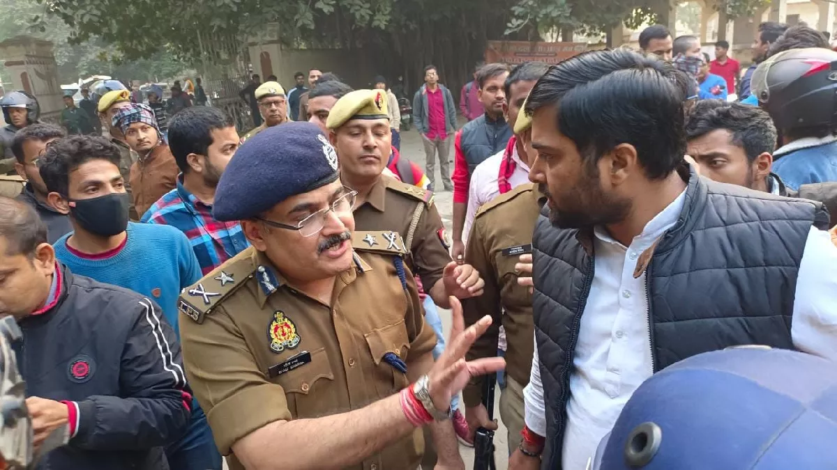 Prayagraj Breaking News: इलाहाबाद विश्वविद्यालय परिसर में छात्रों का हंगामा,  गार्ड पर गोली चलाने का आरोप - Prayagraj Breaking News Uproar of students in  Allahabad University campus