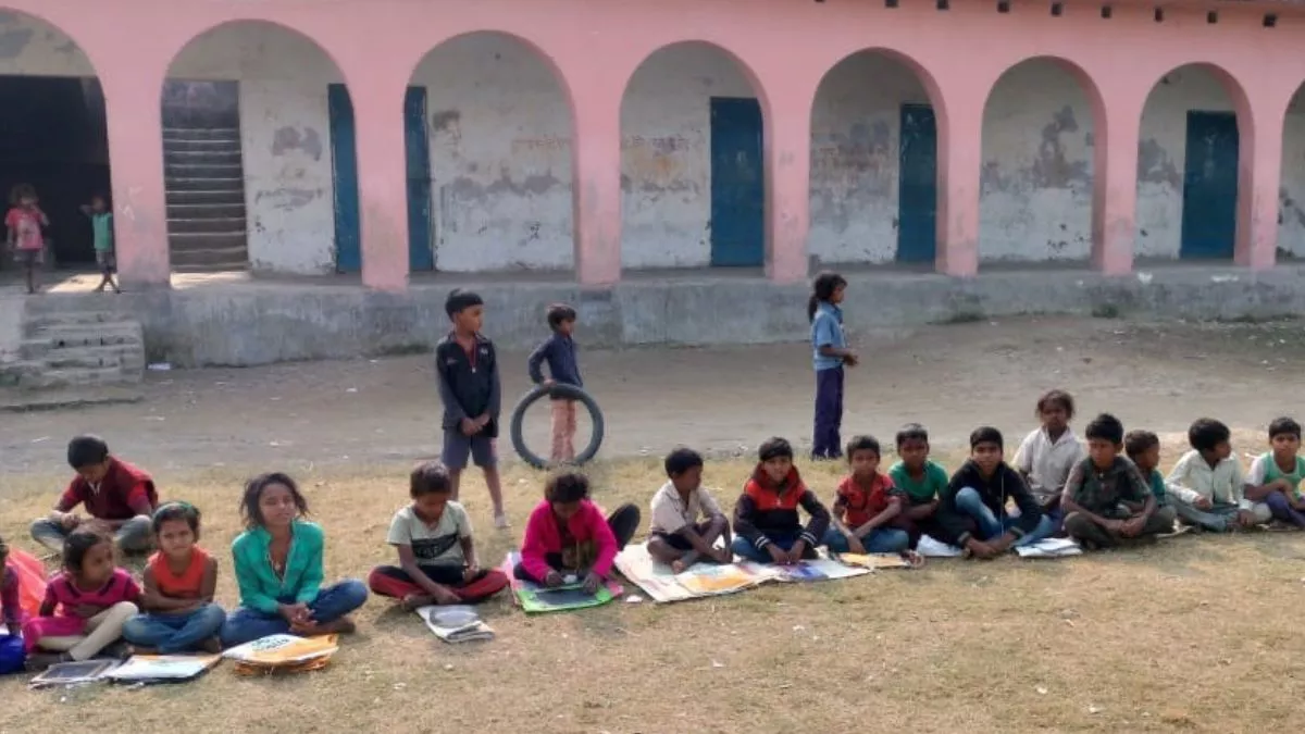 Khagaria News: बिहार के इस विद्यालय में पढ़ाई-लिखाई तो दूर मध्याह्न भोजन पर भी आफत, 12 बजे तक लटकता है ताला - Khagaria Government School Classes Remains Closed Even After 12 PM