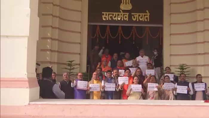 बिहार विधानसभा के बाहर भाजपा विधायकों का प्रदर्शन, गिरिराज सिंह बोले- सिर्फ नीतीश कुमार को नहीं दिखती शराब