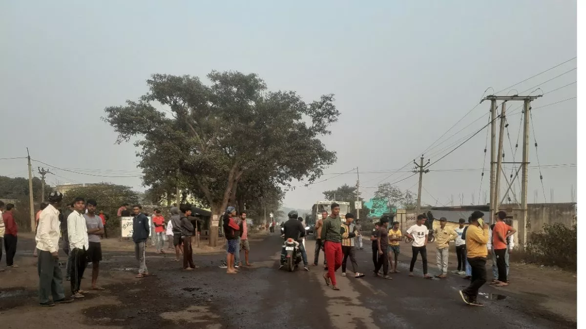 आरपीएफ जवानों के द्वारा शिवलिंग उखाड़कर ले जाने के बाद गुस्साए ग्रामीणों ने लगाया जाम।