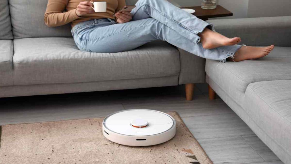 क्यों करते हो झाड़ू-पोंछा करने की मिन्नतें? आप सोते रहना, Robot Vacuum Cleaner दे देंगे फर्श को चांदी जैसी चमक