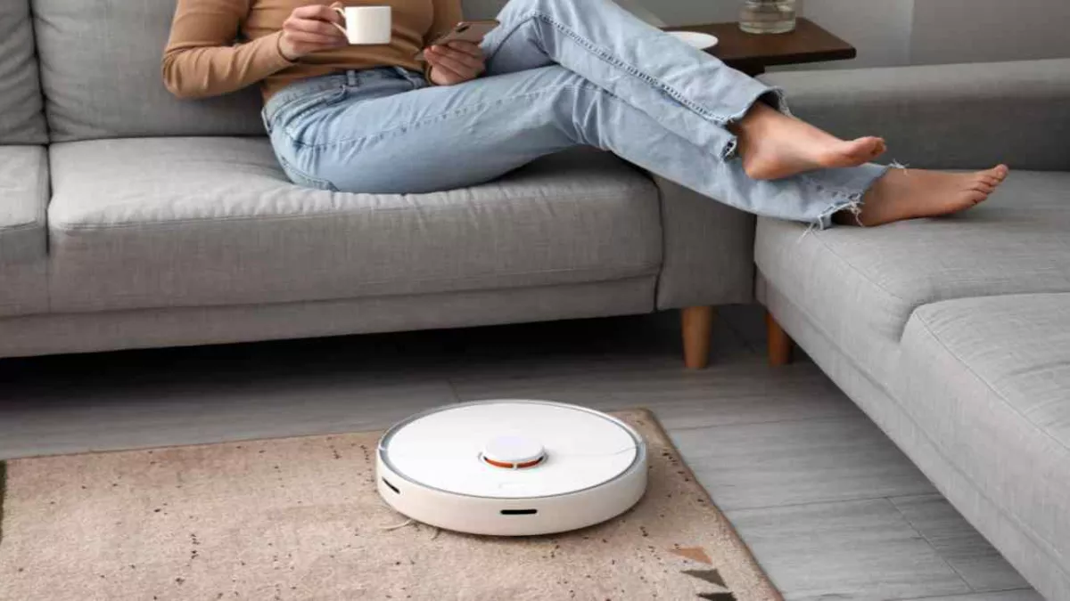 क्यों करते हो झाड़ू-पोंछा करने की मिन्नतें? आप सोते रहना, Robot Vacuum Cleaner दे देंगे फर्श को चांदी जैसी चमक