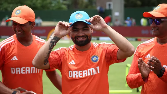 रिंकू सिंह को कुलदीप यादव ने डेब्यू कैप सौंपी (Pic Courtesy - BCCI X)