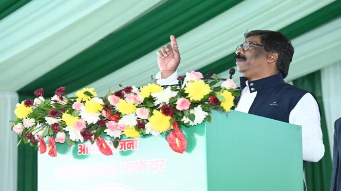 हजारीबाग में आयोजित कार्यक्रम में विभिन्न योजनाओं का उद्घाटन- शिलान्यास करते हुए मुख्यमंत्री हेमंत सोरेन।