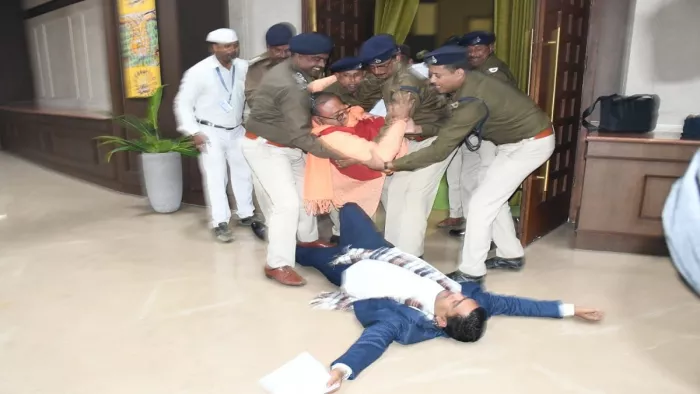 सस्पेंड हुए भाजपा विधायक बिरंची नारायण और भानु प्रताप शाही।