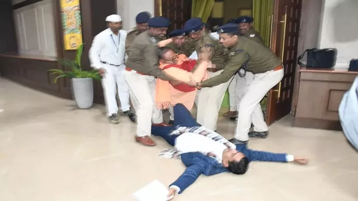 Jharkhand Assembly: विधानसभा से तीन भाजपा विधायक निलंबित, स्पीकर बोले- प्रश्नकाल को हंगामा काल बना रखा है