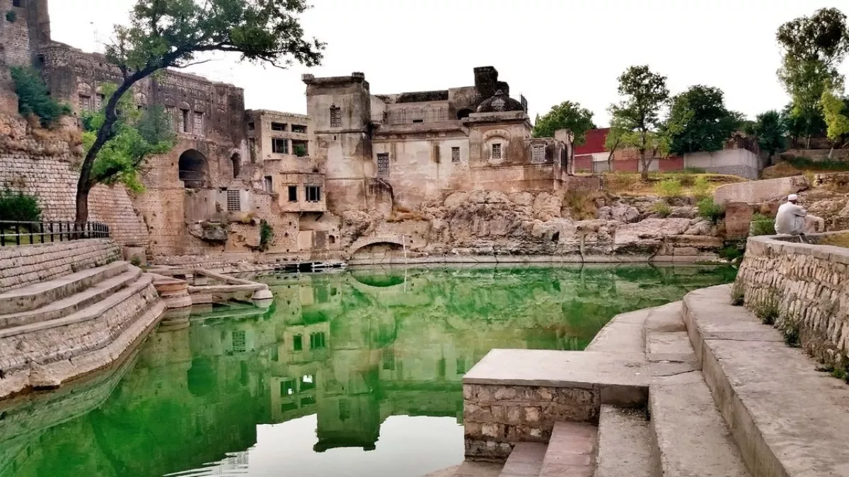 Katas Raj Temples: हिंदूओं के लिए खास महत्व रखता है पाकिस्तान का कटासराज  मंदिर, दर्शन के लिए 55 तीर्थयात्री लाहौर पहुंचे - Pakistan Katas Raj  Temples has special ...
