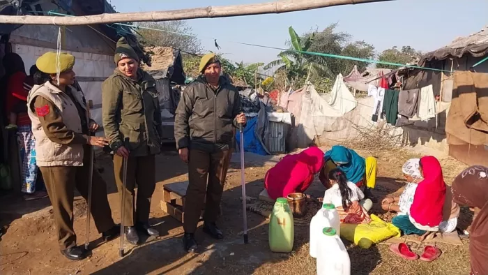 जम्मू की बठिंडी, करेनी तालाब रोहिंग्या बस्ती में रह रहे लोगों से पूछताछ करते पुलिस कर्मी