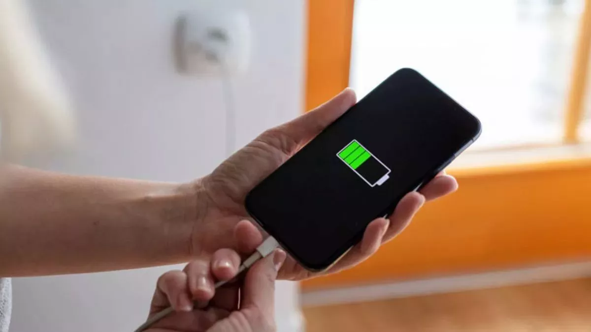 Smartphone चार्जिंग के दौरान भूलकर भी न करें ये गलतियां, नहीं तो बैटरी को होगा भारी नुकसान