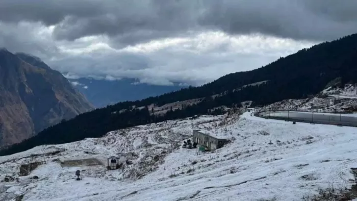 उत्तराखंड में ठंड का प्रकोप, घरों में पैक हुए लोग; बर्फबारी के बीच ऐसा है मौसम का हाल