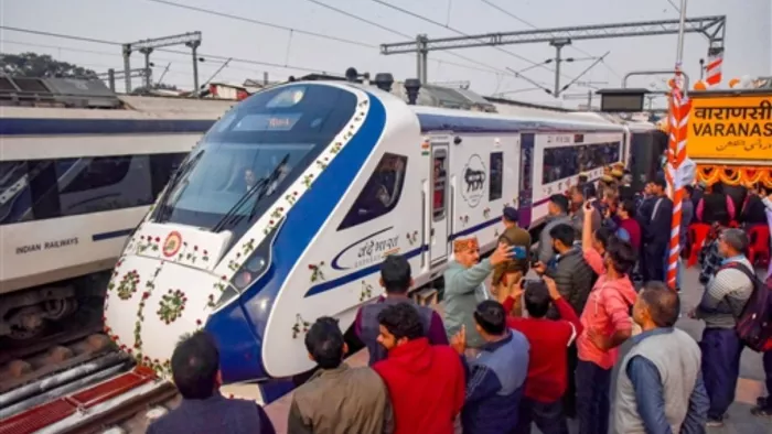 पीएम मोदी ने वाराणसी में दूसरी वंदेभारत को दिखाई हरी झंडी, जानें रूट से लेकर टाइम टेबल तक
