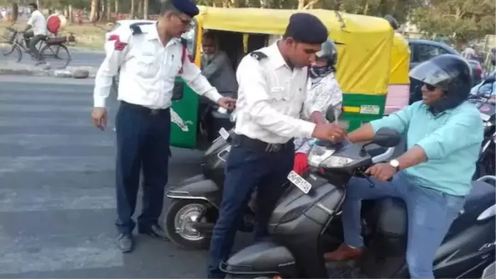 Noida News: यातायात नियमों का उल्लंघन करने वालों के खिलाफ पुलिस कर रही सख्ती। फाइल फोटो