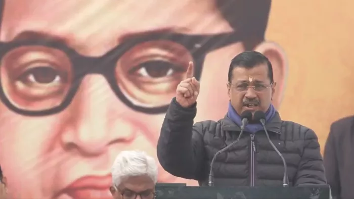 नई दिल्ली क्षेत्र में स्थित वाल्मीकि मंदिर पर आयोजित कार्यक्रम में केजरीवाल ने दिलाई शपथ।
