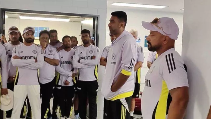 ड्रेसिंग रूम में आर अश्विन ने दी विदाई स्पीच। फोटो- BCCI
