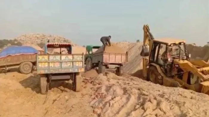 धनबाद में खनन विभाग की गाड़ी पर हमला (जागरण)