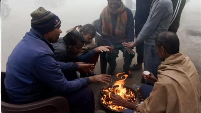 हरियाणा में शीतलहर से ठिठुर रहे लोग, ताप रहे आग। AP