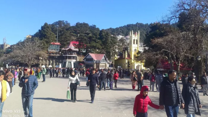 Himachal weather: रिज मैदान पर टहलते हुए सैलानी।