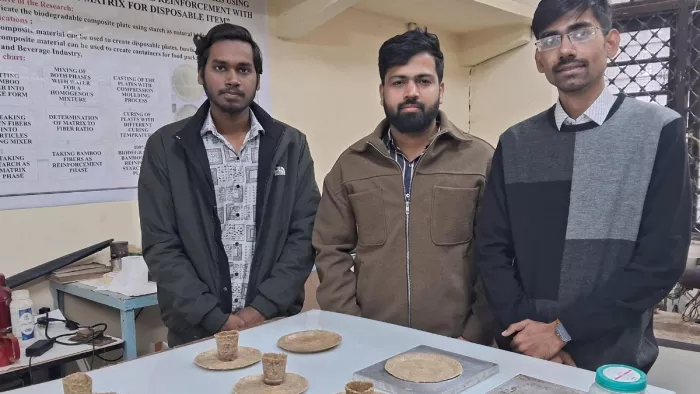 बांस के फाइबर, पराली, घास और प्राकृतिक स्टार्च से बनाया उत्पाद (फोटो: जागरण)