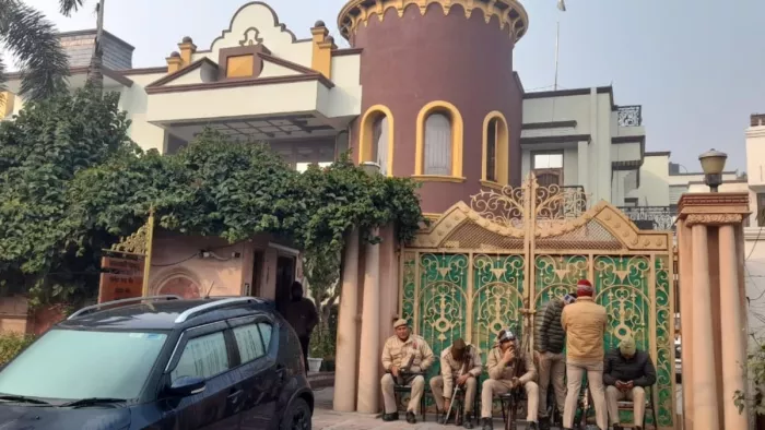 मेरठ साकेत अरिहंत प्रकाशन की कोठी में आयकर का छापा