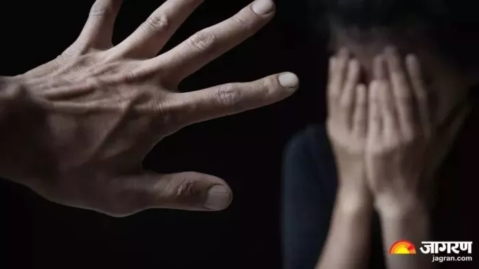 पत्नी को कमरे में बंद कर बेटी के साथ किया गंदा काम (फोटो- जागरण)