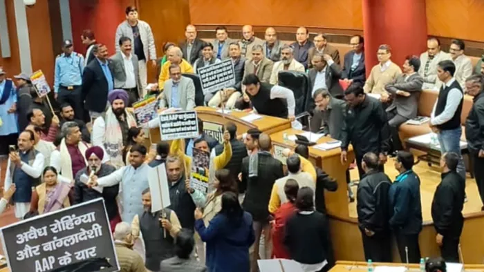 एमसीडी में रोहिंग्या घुसपैठियों और अमित शाह के बयान को लेकर हंगामा।