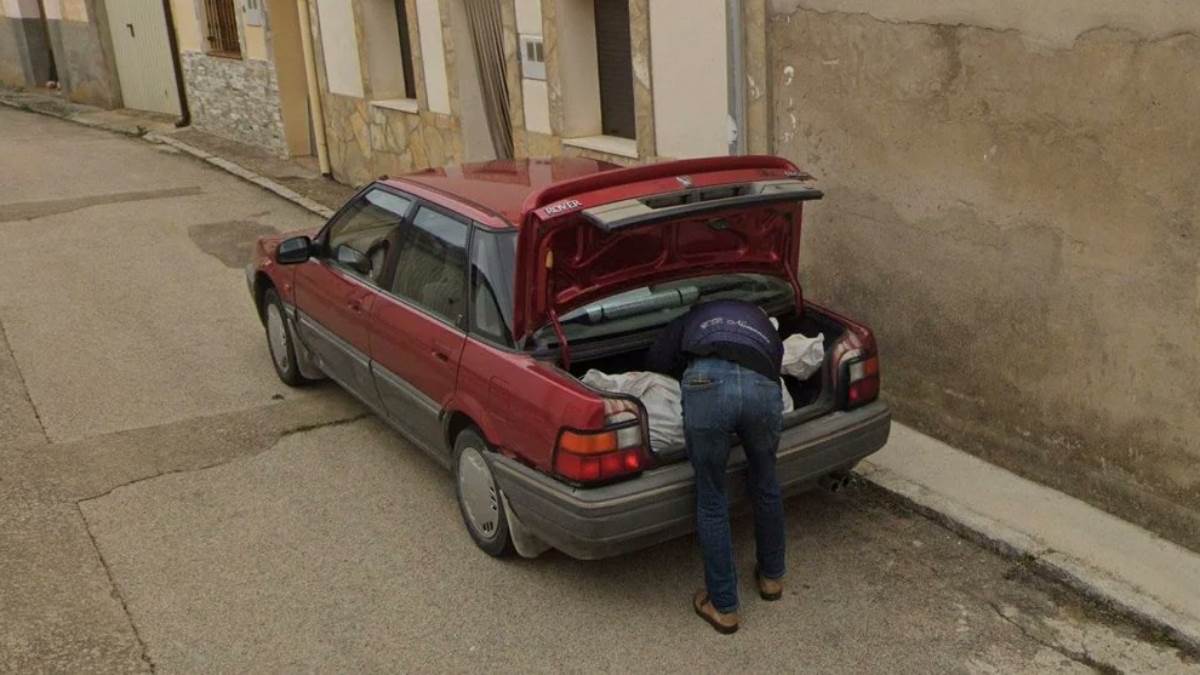 google map took a picture of a man keeping a dead body in the trunk of a car police arrested him