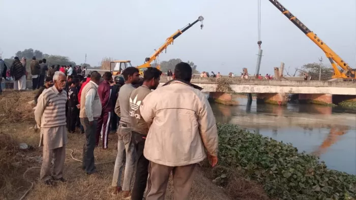 कुरुक्षेत्र में हादसे के बाद नहर के पास लगी लोगों की भीड़।