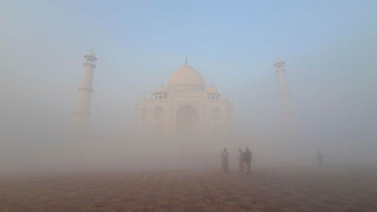 कोहरे की सफेद चादर में ल‍िपटा ताजमहल, कब पड़ेगी कड़ाके की ठंड? मौसम व‍िभाग  ने द‍िया अपडेट - Taj Mahal wrapped in dense fog Meteorological Department  gave an update about cold