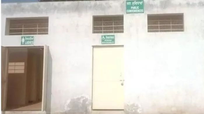 गुरुद्वारा श्री ज्योति स्वरूप साहिब के बाहर का पब्लिक टायलेट, जहां नरकंकाल बरामद हुआ।