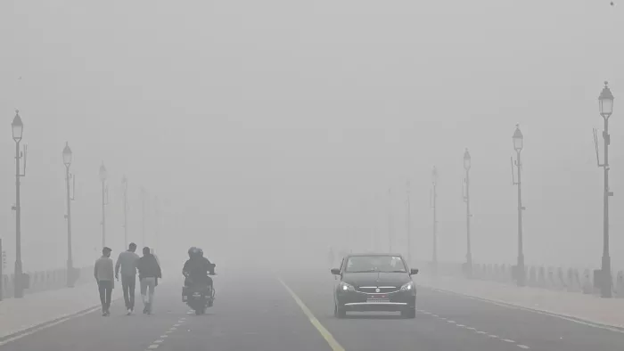 कर्तव्य पथ पर छाया घना कोहरा व स्मॉग। फोटो- हरीश कुमार