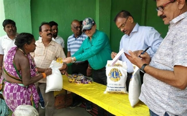 भूखों के लिए भोजन अभियान में बांटा चावल संग कंबल