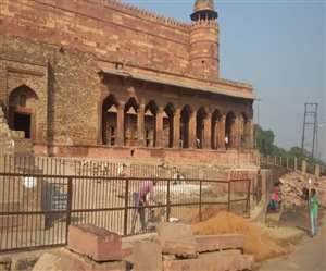 फतेहपुरसीकरी में प्राचीन टैंक का संरक्षण करते मजदूर।