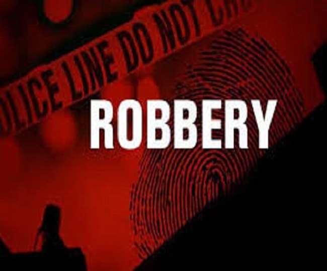 one lakh 40 thousand 500 rupees robbed in bahadurgarh from rohtak battery supplier