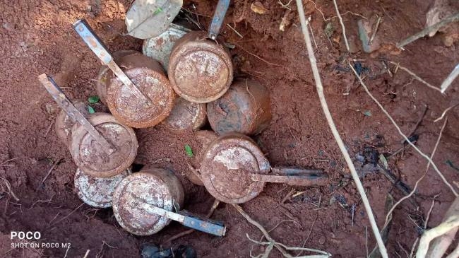 कुचाई इलाके में कडेरंगो पहाड़ी से डेढ़ कमिी. दूर प्लांट किए गए 15 कुकर बम बरामद
