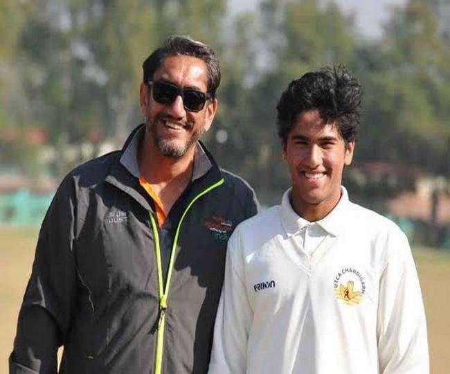 सेक्टर-16 स्थित क्रिकेट स्टेडियम में राज अंगद बावा अपने पिता सुखविंदर सिंह बावा के साथ। फाइल फोटो